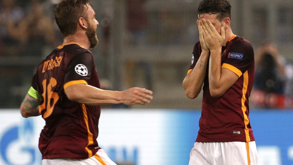 AS Roma's Alessandro Florenzi (R) celebrates with his team mate Daniele De Rossi after scoring against Barcelona's during their Champions League Group E stage match at the Olympic stadium in Rome, Italy , September 16, 2015. REUTERS/Max Rossi - RTS1GCU
