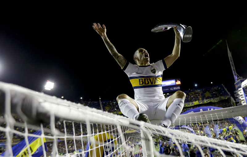 Carlos Tevez, de Boca Juniors, celebra la conquista del título en la liga argentina, el domingo 1 de noviembre de 2015, tras vencer a Tigre (AP Foto/Natacha Pisarenko)