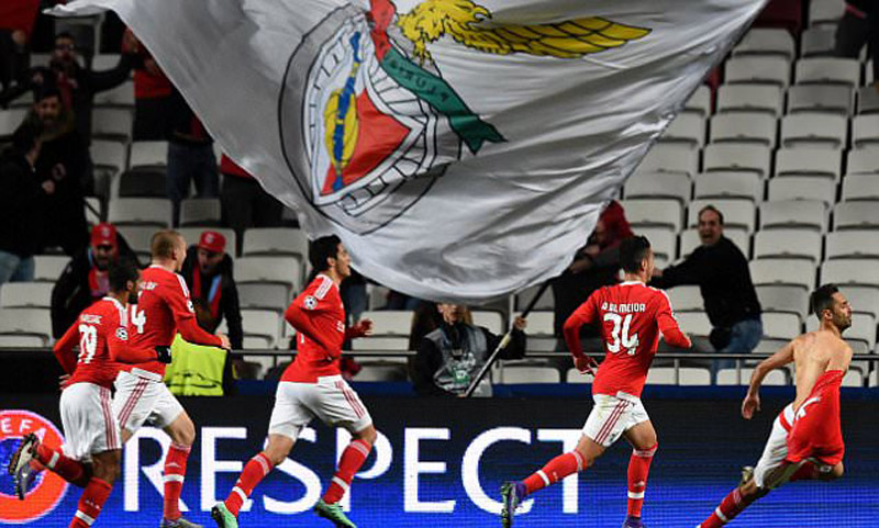 Benfica's Brazilian forward Jonas (R) celebrates after scoring a goal during the UEFA Champions League round of 16 football match SL Benfica vs FC Zenith Saint-Petersburg at the Luz stadium in Lisbon on February 16, 2016. / AFP / FRANCISCO LEONGFRANCISCO LEONG/AFP/Getty Images